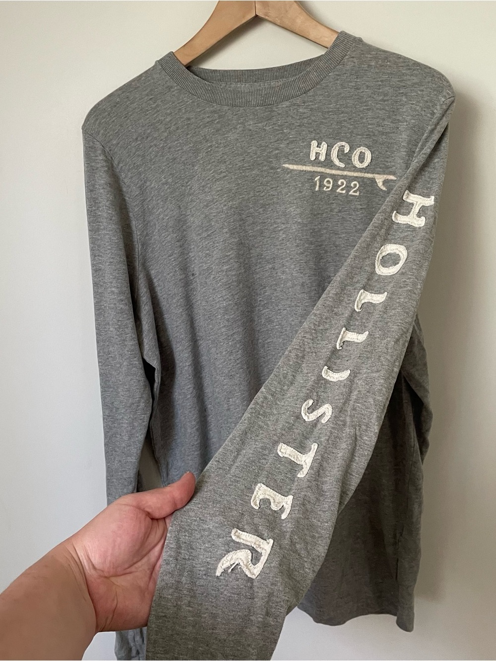 Y2K Hollister Long Sleeve Top Sleeve Spellout Surf Logo Grey and White Size XL